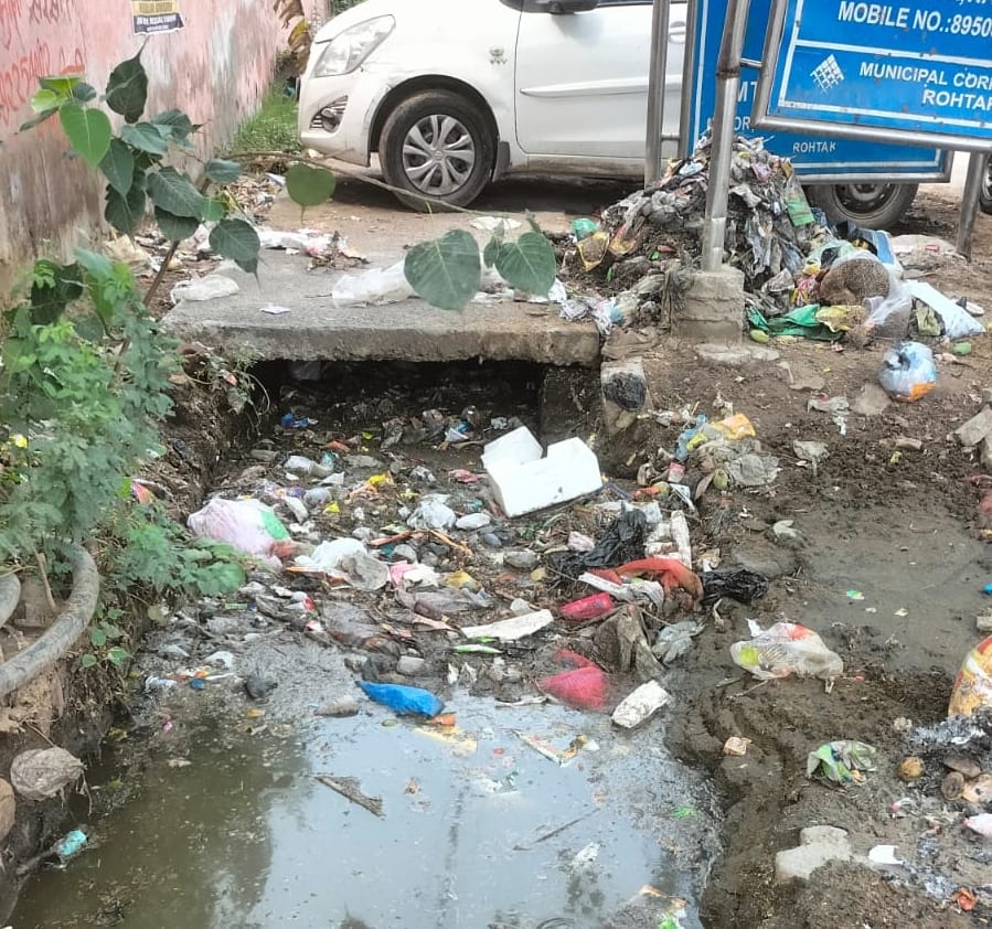 22सीटीके23...टीबी अस्पताल के पास नाले के किनारे पडी गंदगी। संवाद