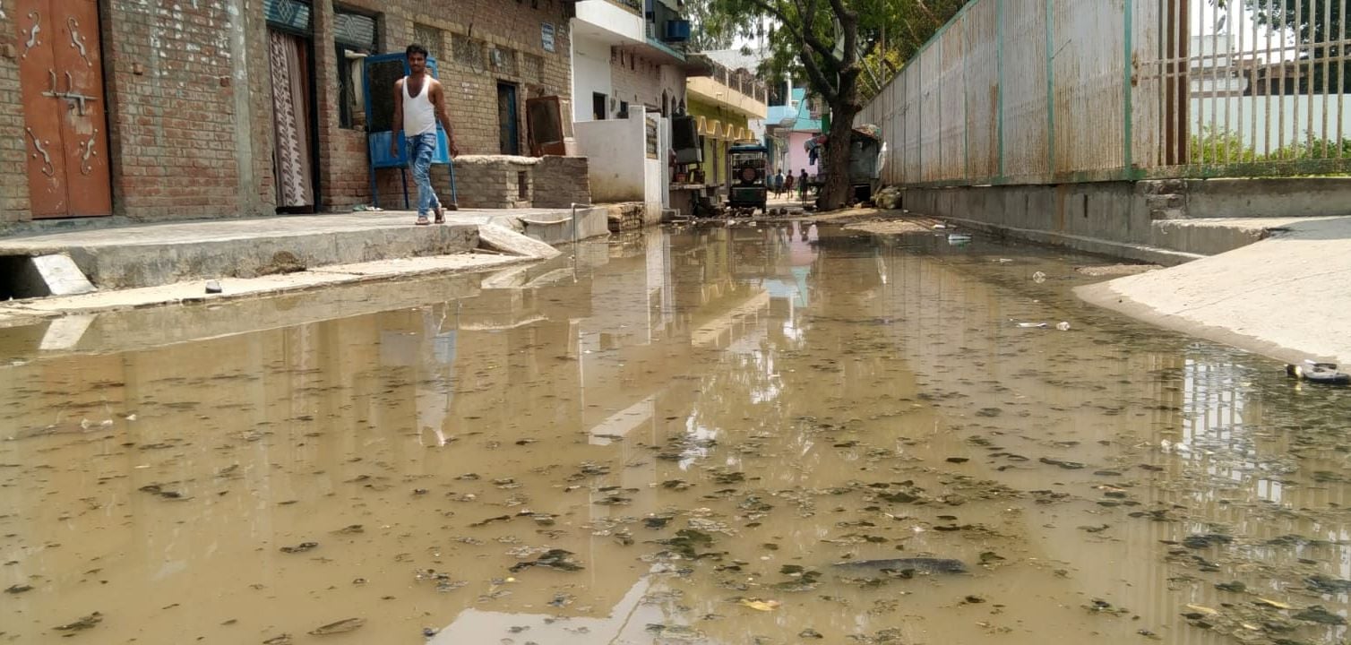 अजुहा नगर पंचायत के वार्ड नं.10 में रास्ते पर भरा बारिश का पानी। संवाद अजुहा नगर पंचायत के वार्ड नं.10 में रास्ते पर भरा बारिश का पानी। संवाद