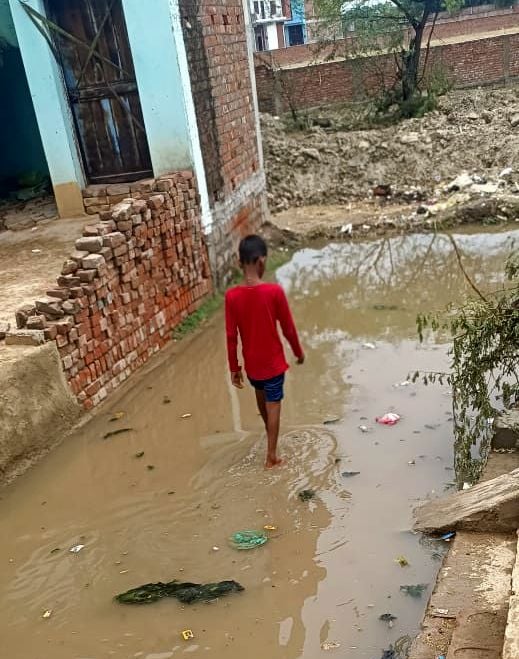 अजुहा नगर पंचायत के वार्ड नं.10 में रास्ते पर भरा बारिश का पानी। संवाद अजुहा नगर पंचायत के वार्ड नं.10 में रास्ते पर भरा बारिश का पानी। संवाद