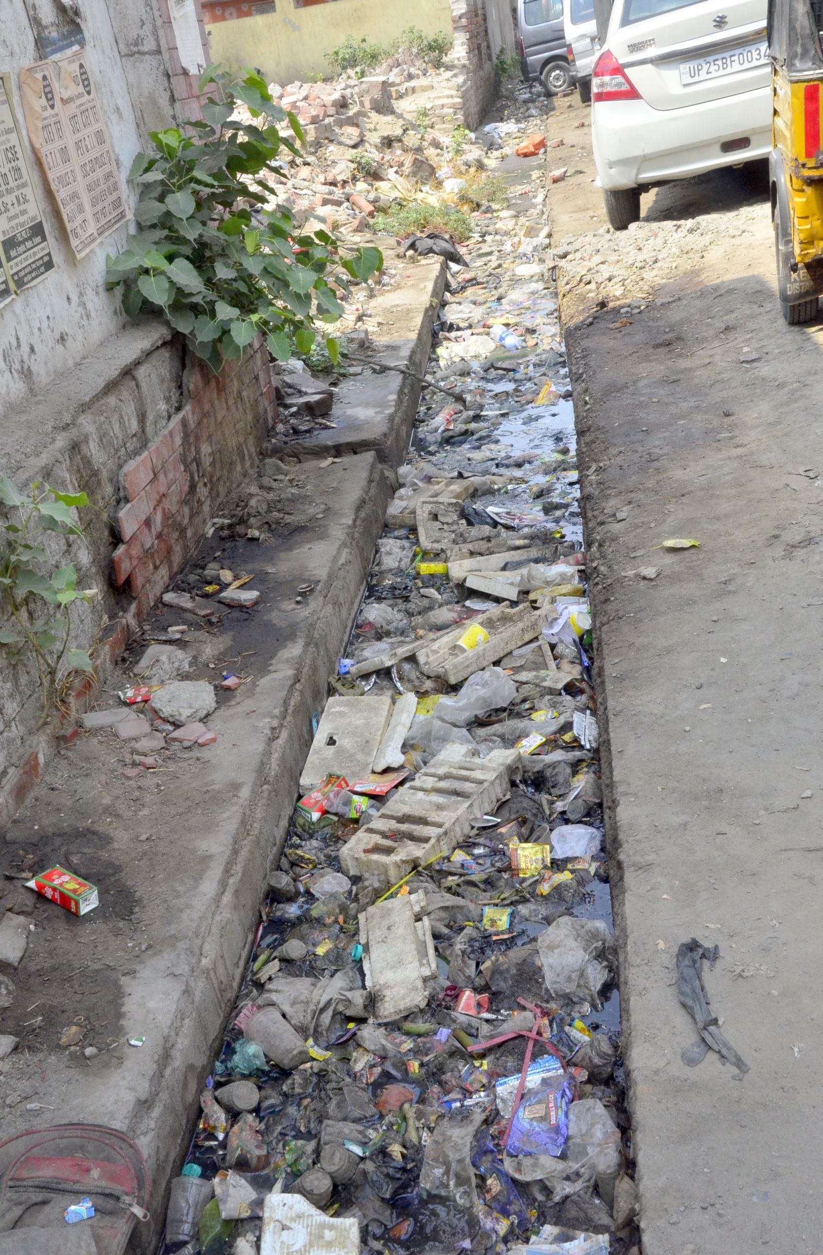 अस्पताल रोड पर कूड़े और गंदगी से भरा नाला। संंवाद