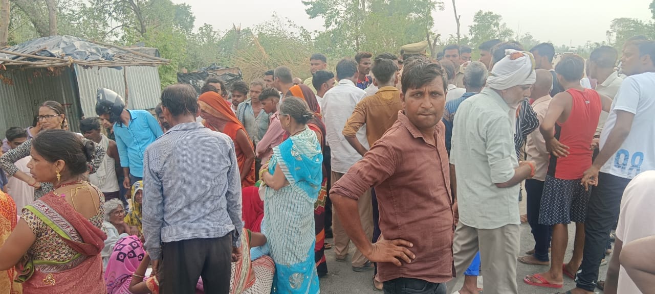 बस के नीचे फंसी बाइक। संवाद बस के नीचे फंसी बाइक। संवाद