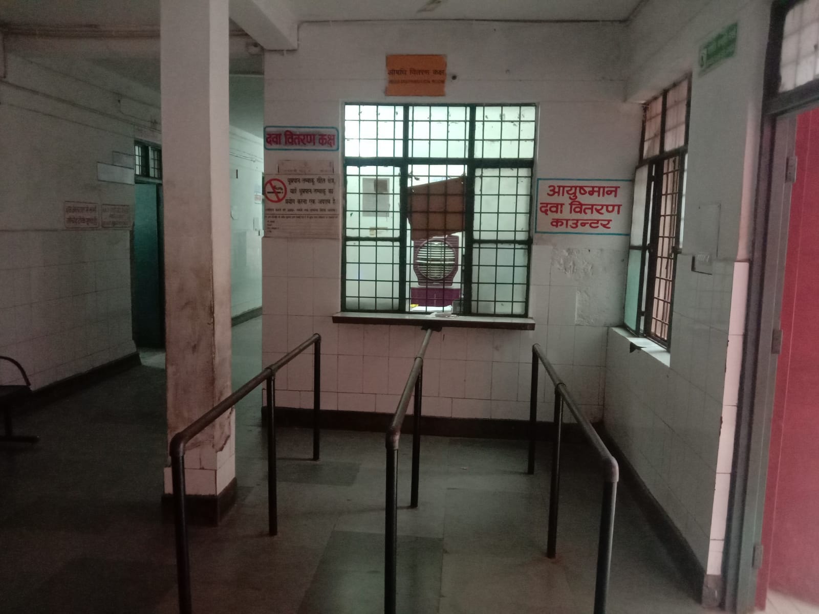 बीसलपुर के सामुदायिक स्वास्थ्य केंद्र में मरीज देखते डॉ,चंदन सिन्हा । संवाद बीसलपुर के सामुदायिक स्वास्थ्य केंद्र में मरीज देखते डॉ,चंदन सिन्हा । संवाद