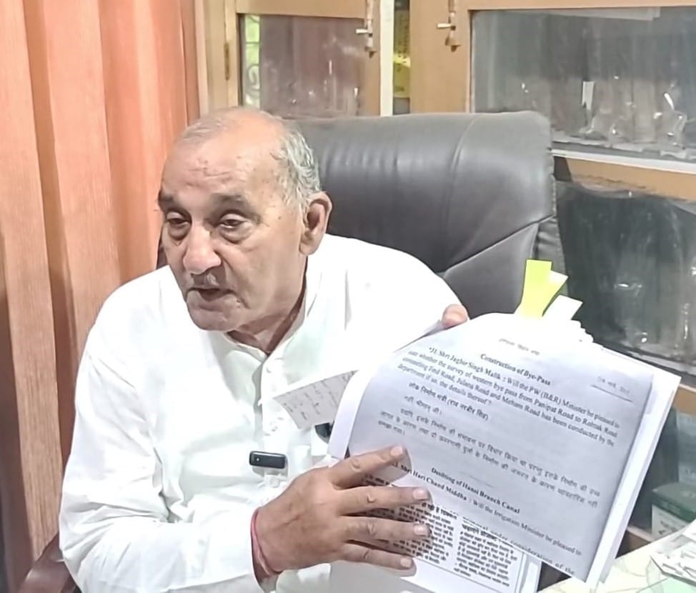 फोटो 17- सोनीपत के गोहाना में पत्रकारों को दस्तावेज दिखाते कांग्रेस विधायक जगबीर मलिक। संवाद फोटो 17- सोनीपत के गोहाना में पत्रकारों को दस्तावेज दिखाते कांग्रेस विधायक जगबीर मलिक। संवाद