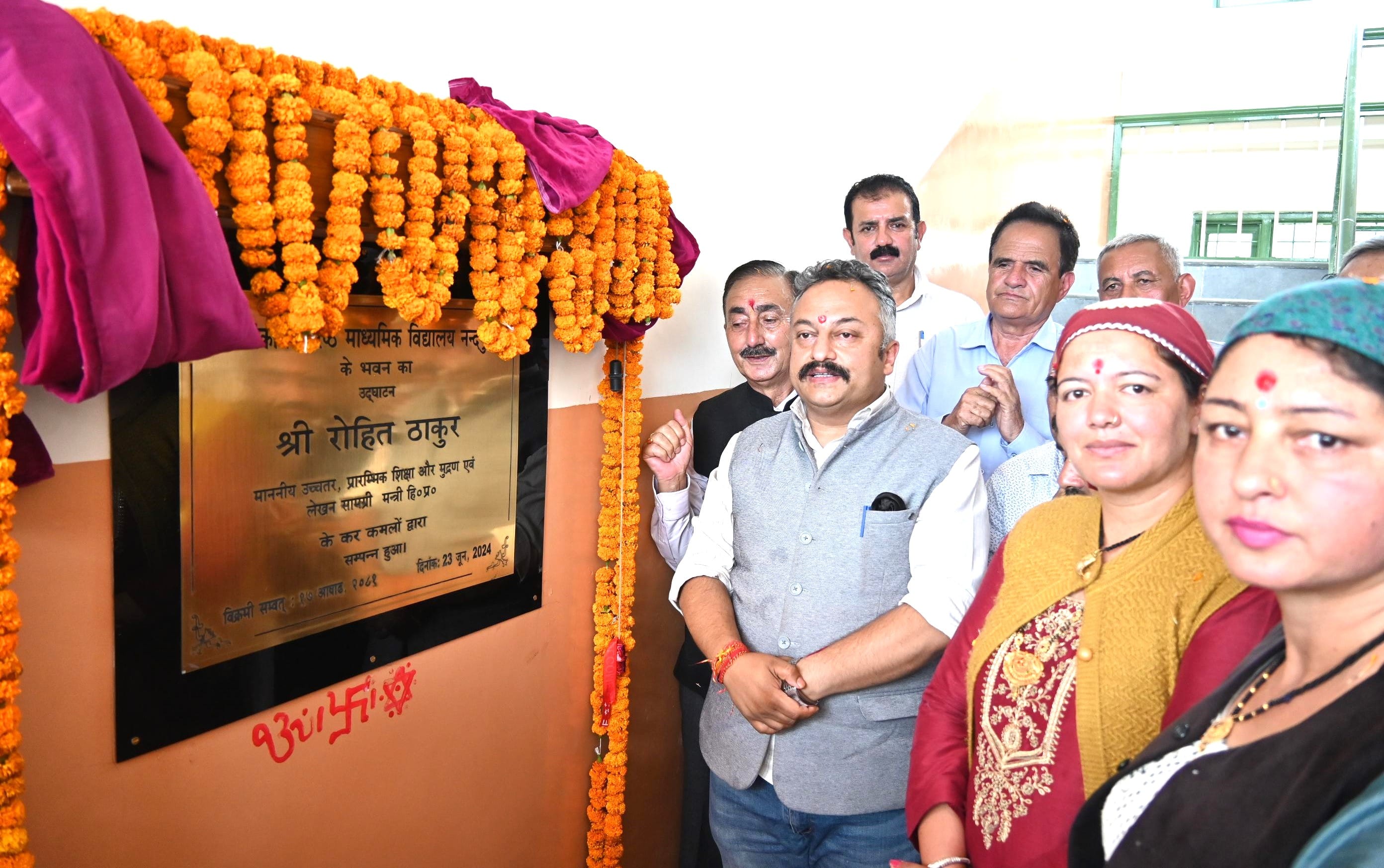 जुब्बल के मंढोल में क्रिकेट प्रतियोगिता के समापन्न पर विजेताओं के साथ शिक्षा मंत्री रोहित ठाक जुब्बल के मंढोल में क्रिकेट प्रतियोगिता के समापन्न पर विजेताओं के साथ शिक्षा मंत्री रोहित ठाक