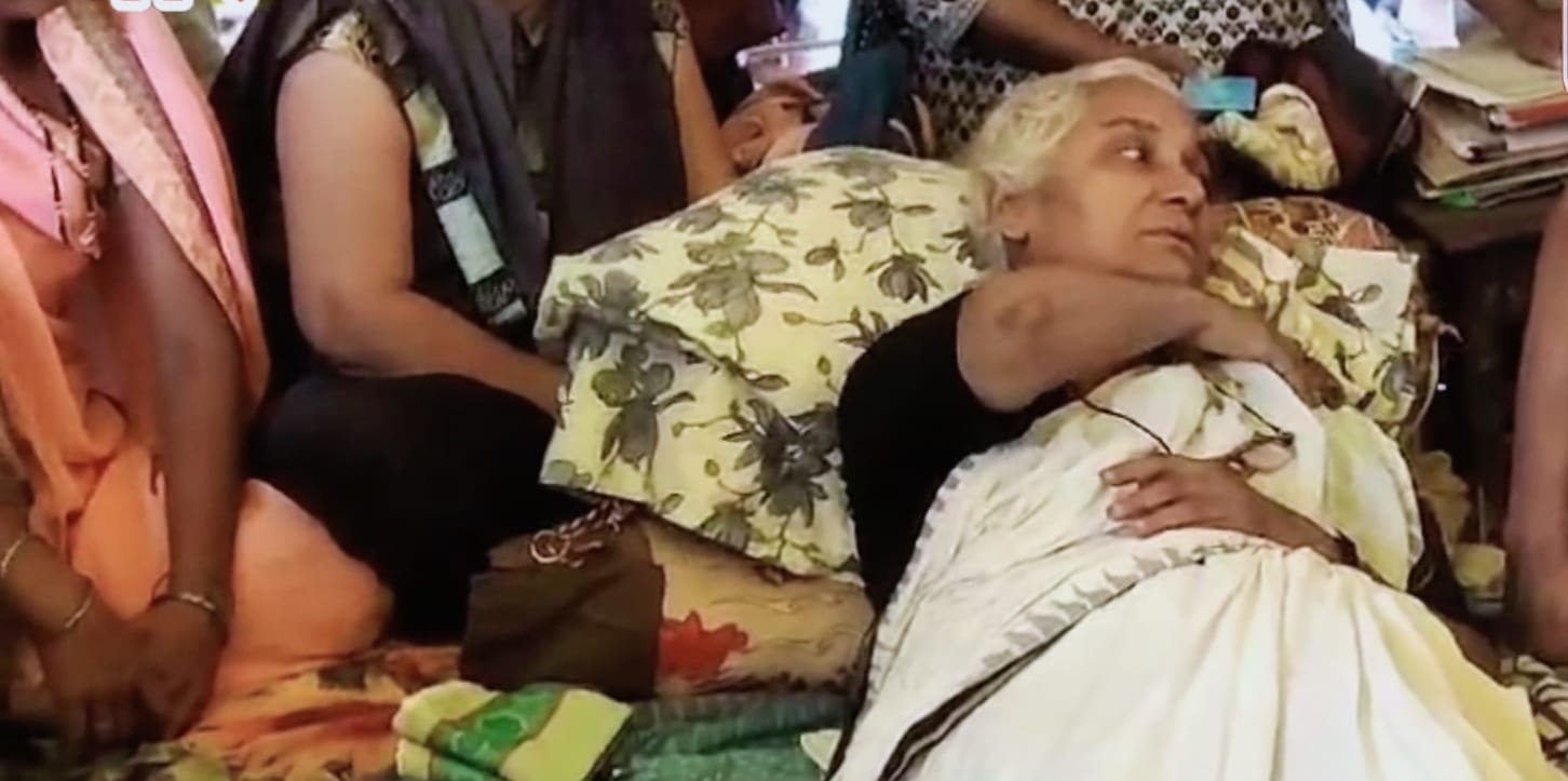 जूस पीकर मेधा पाटकर ने 8 दिन से चला आ रहा अनशन किया समाप्त