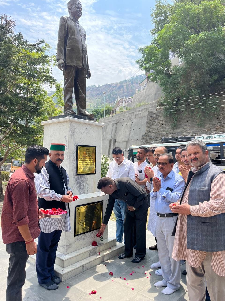 कुमारसैन उपमंडल के अंतर्गत सैंज में पूर्व मुख्यमंत्री वीरभद्र सिंह के प्रतिमा पर पुष्प चढा कर श कुमारसैन उपमंडल के अंतर्गत सैंज में पूर्व मुख्यमंत्री वीरभद्र सिंह के प्रतिमा पर पुष्प चढा कर श