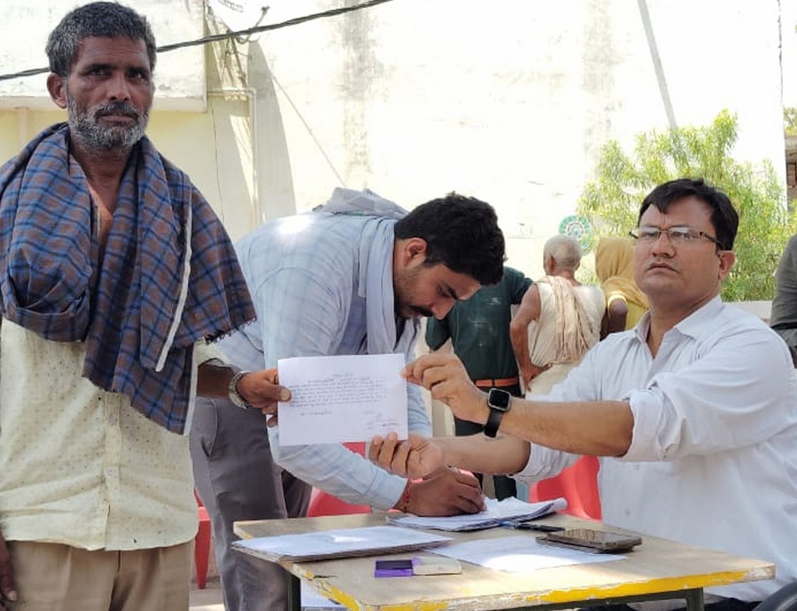खेड़ा जलालपुर में आवासों के कागजों को चेक कर प्रमाण पत्र देते खंड विकास अधिकारी उसावां मनीष सिं खेड़ा जलालपुर में आवासों के कागजों को चेक कर प्रमाण पत्र देते खंड विकास अधिकारी उसावां मनीष सिं