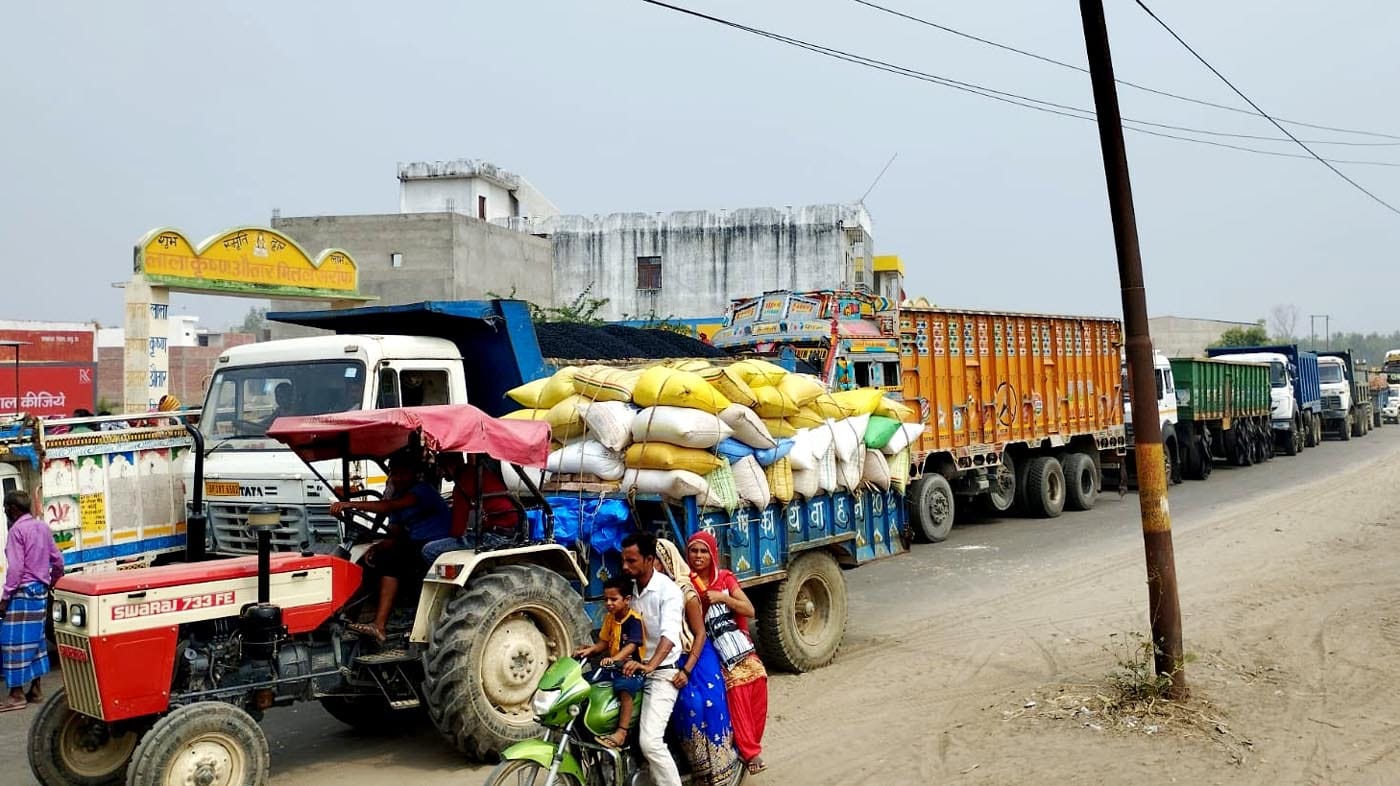 उझानी में मंडी गेट के पास फिर लगे जाम में फंसे वाहन। संवाद