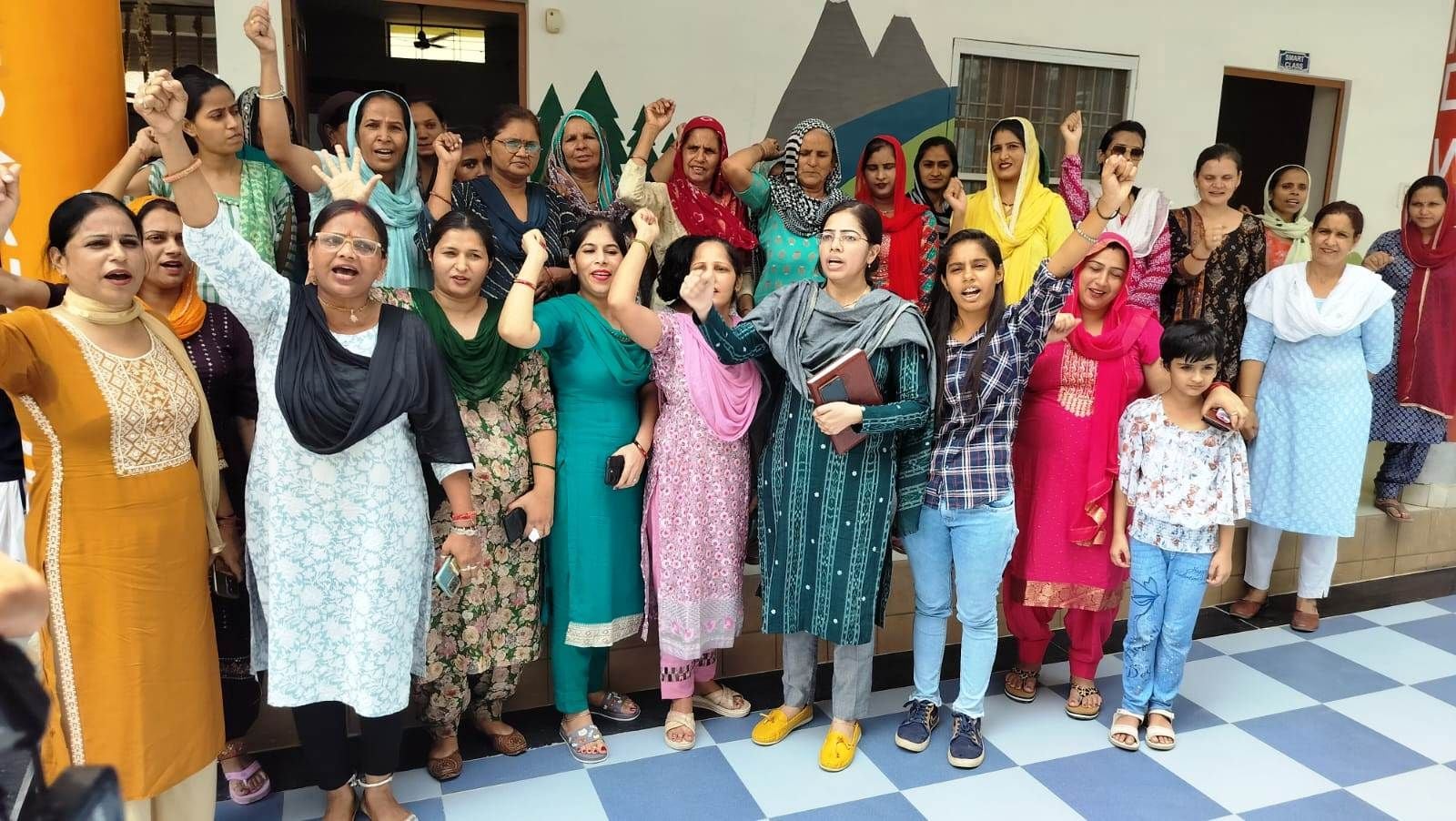 23जेएनडी01 : सांसद जयप्रकाश के खिलाफ नारेबाजी करती महिलाएं। संवाद