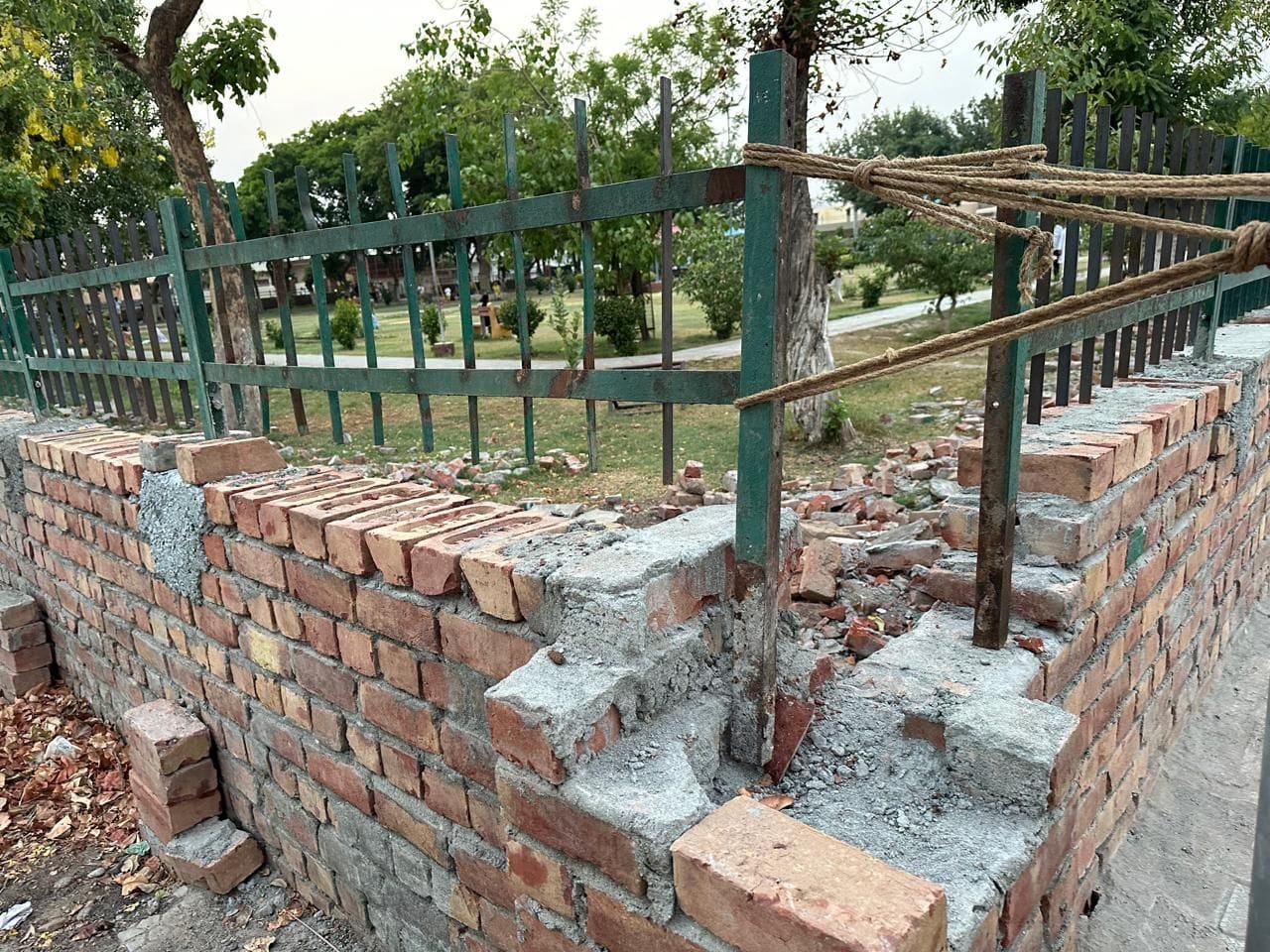 23जेएनडी10 : घटिया निर्माण सामग्री का प्रयोग होने के चलते उखड़ी ढाबा पार्क की चाहरदीवारी। संवाद