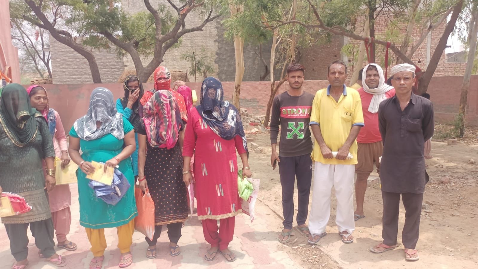 23जेएनडी18 : झमोला गांव में राशन नहीं मिलने पर रोष प्रकट करते ग्रामीण। संवाद