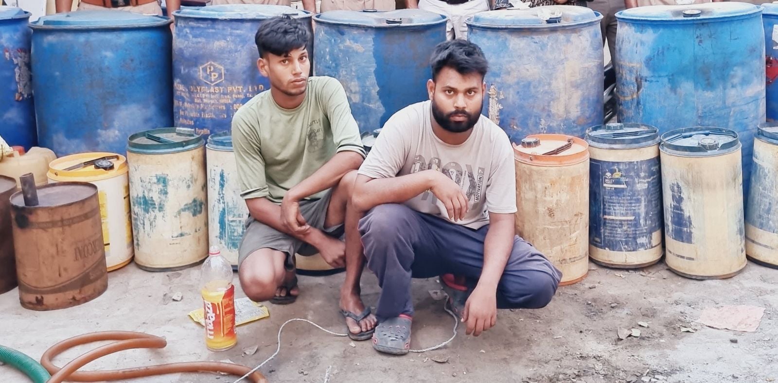बगरैन में गोदाम में छापेमारी के दौरान बरामद डीजल के ड्रम। संवाद