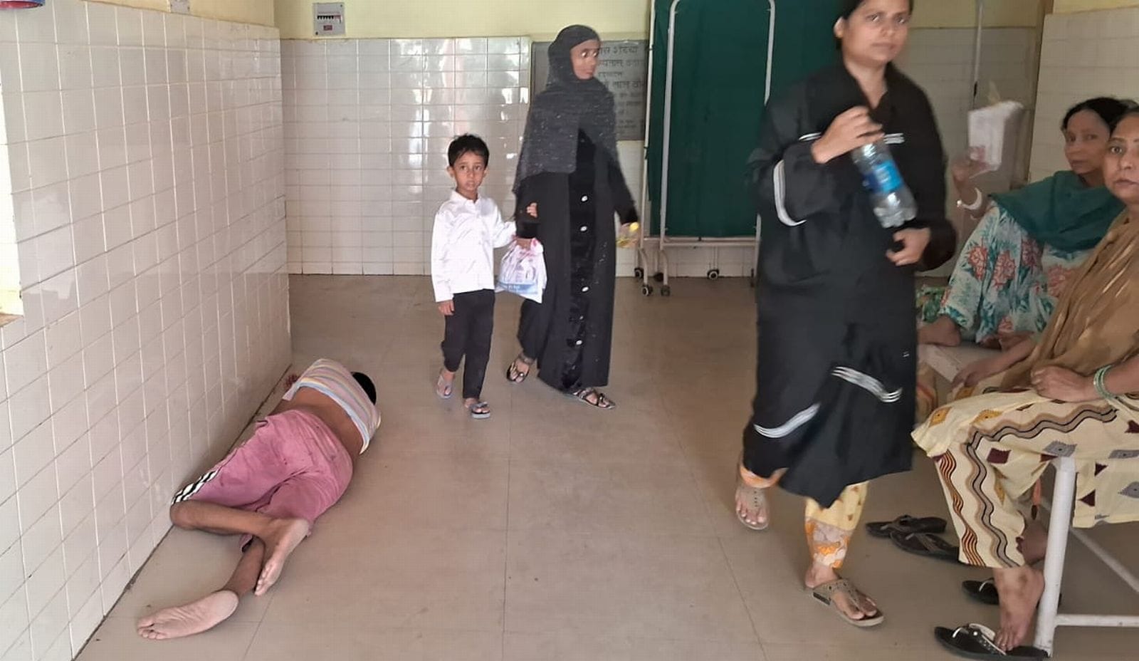 बिजली गुल होने के बाद वार्ड में मरीजों को गर्मी से बचाने को पंखा झलते तीमारदार। संवाद बिजली गुल होने के बाद वार्ड में मरीजों को गर्मी से बचाने को पंखा झलते तीमारदार। संवाद