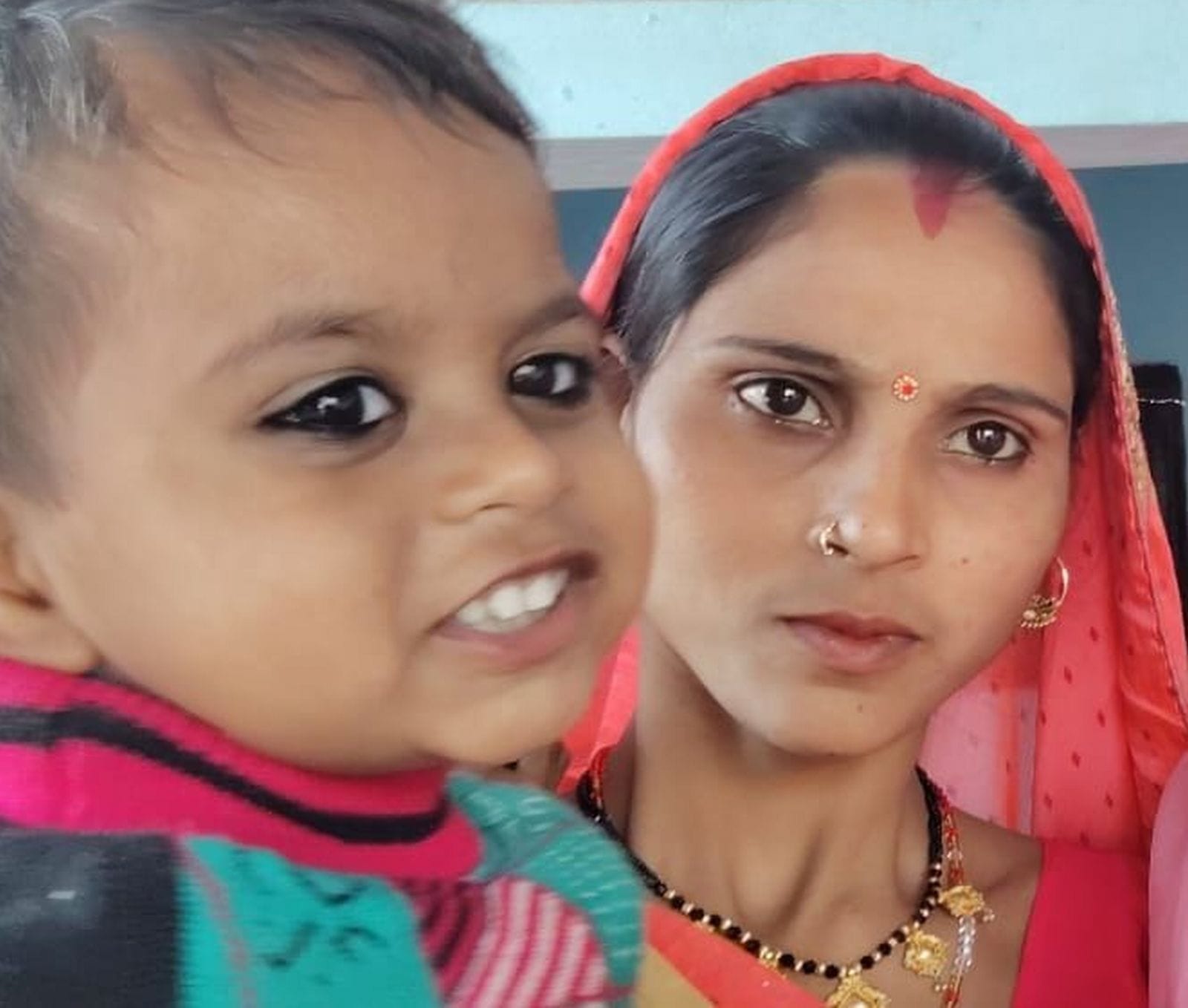 घटना स्थल पर खड़ी ईट से भरी ट्रैक्टर-ट्रॉली व मौजूद लोग,पुलिस। संवाद
