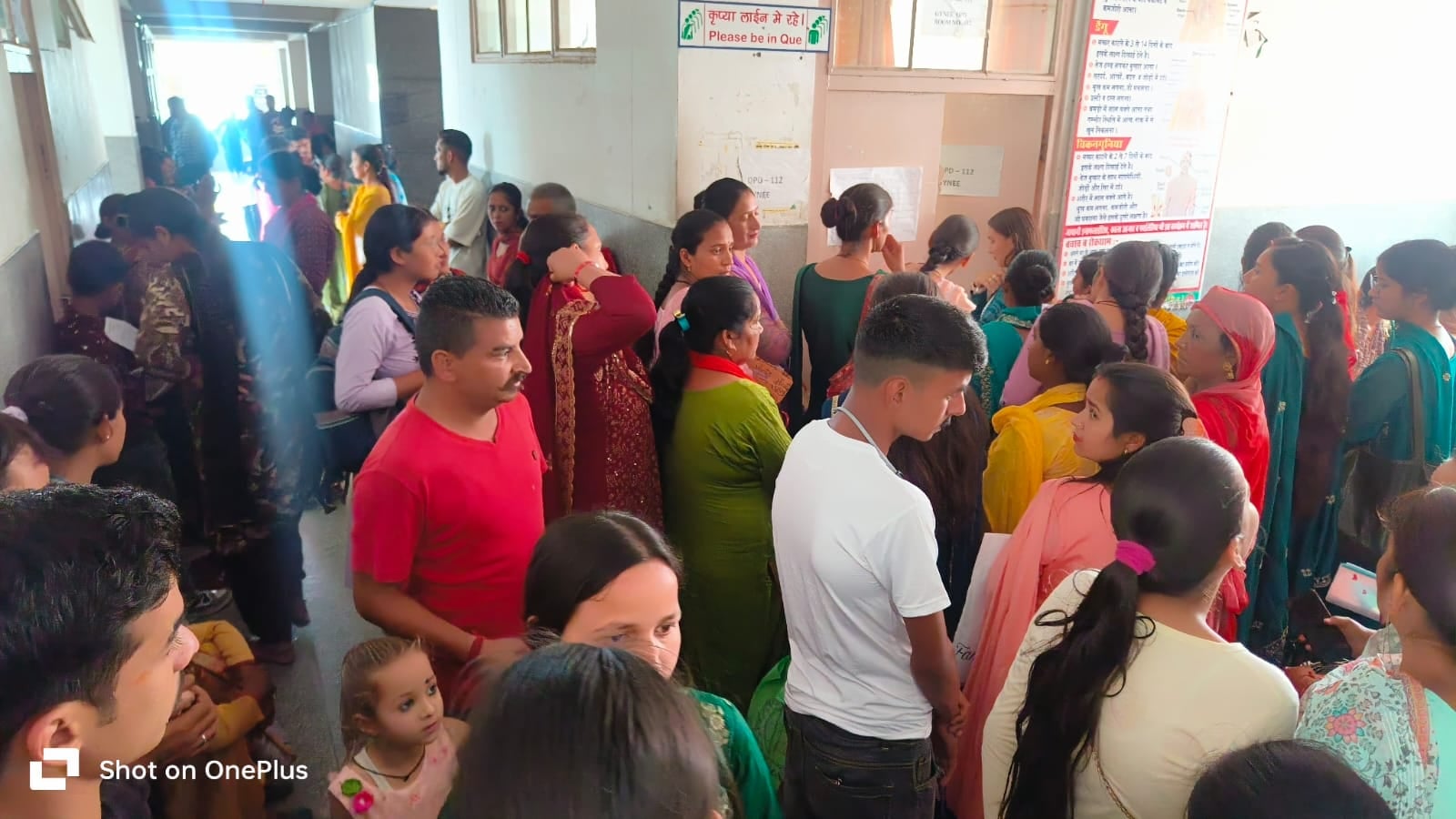 जोगिंद्रनगर अस्पाल में उपचार के लिए पहुंची महिलाएं फर्श पर बैठ कर अपनी बारी का इंतजार करते हुए।