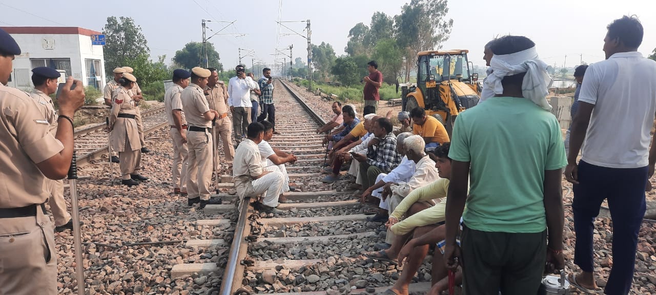 कुरुक्षेत्र। डोडा खेड़ी रेलवे ट्रैक को जाम करने पर पहुंचे प्रशासनिक अधिकारी किसानों को समझाते कुरुक्षेत्र। डोडा खेड़ी रेलवे ट्रैक को जाम करने पर पहुंचे प्रशासनिक अधिकारी किसानों को समझाते