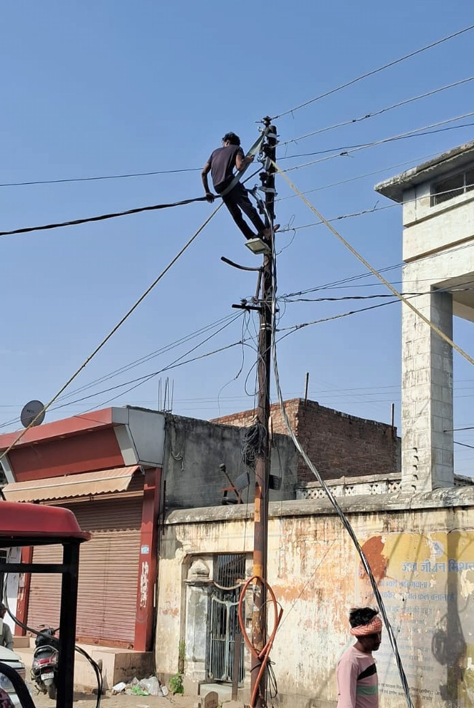कारदचौक के गांव गौरामयी में लकड़ी की बल्ली के सहारे टिका टूटा बिजली का खंभा। संवाद कारदचौक के गांव गौरामयी में लकड़ी की बल्ली के सहारे टिका टूटा बिजली का खंभा। संवाद