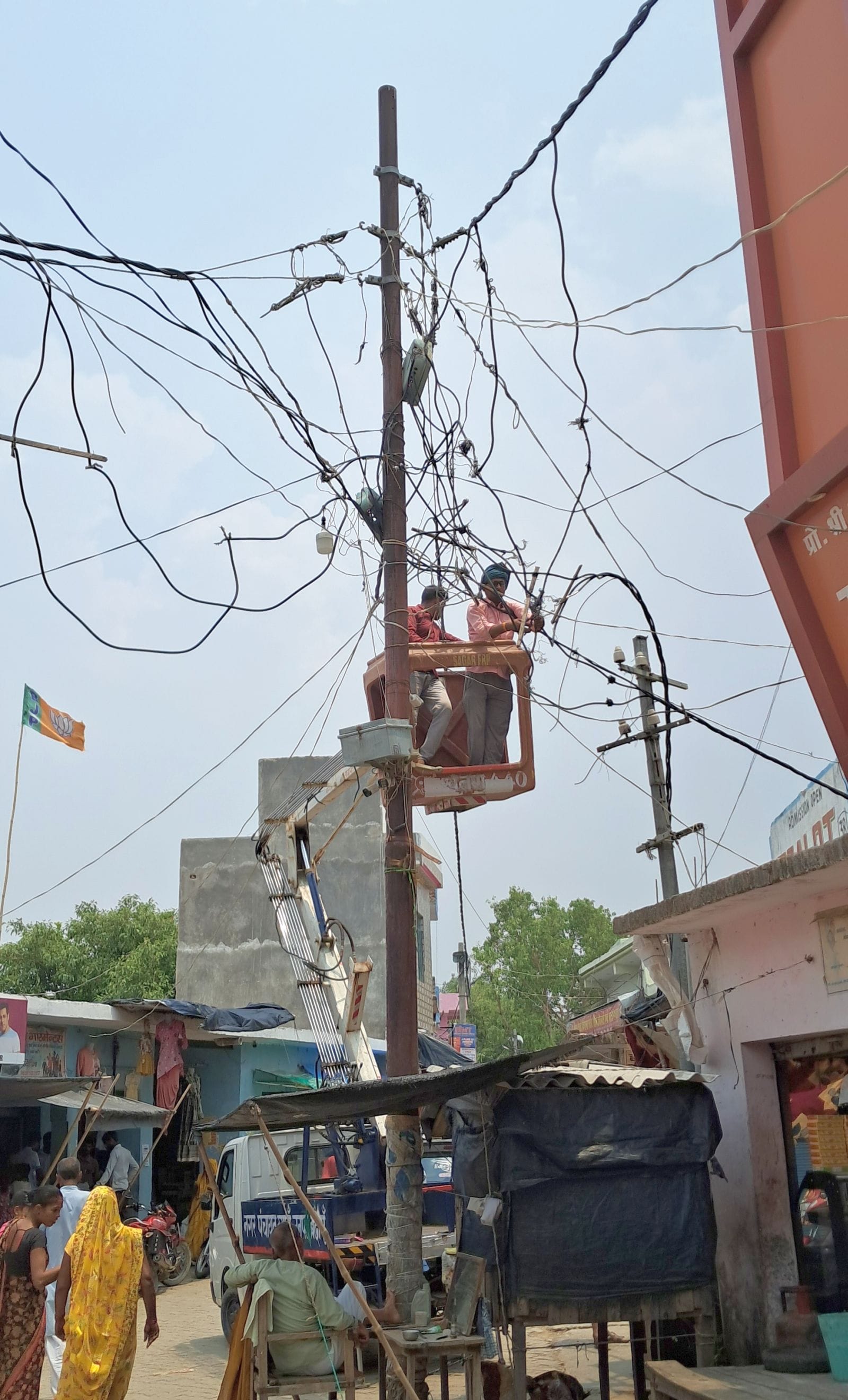 कारदचौक के गांव गौरामयी में लकड़ी की बल्ली के सहारे टिका टूटा बिजली का खंभा। संवाद कारदचौक के गांव गौरामयी में लकड़ी की बल्ली के सहारे टिका टूटा बिजली का खंभा। संवाद