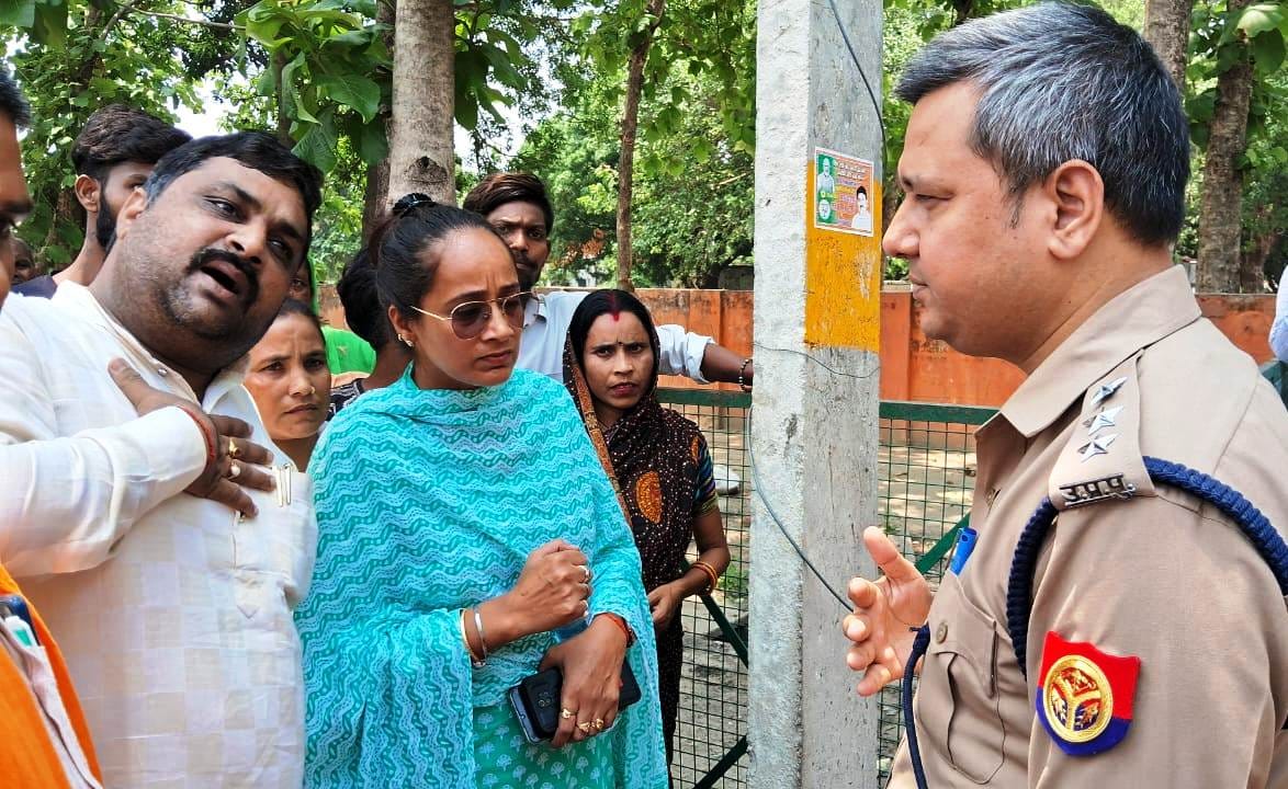 मैलानी में थाने के सामने धरने पर बैठे भाजपाई मैलानी में थाने के सामने धरने पर बैठे भाजपाई