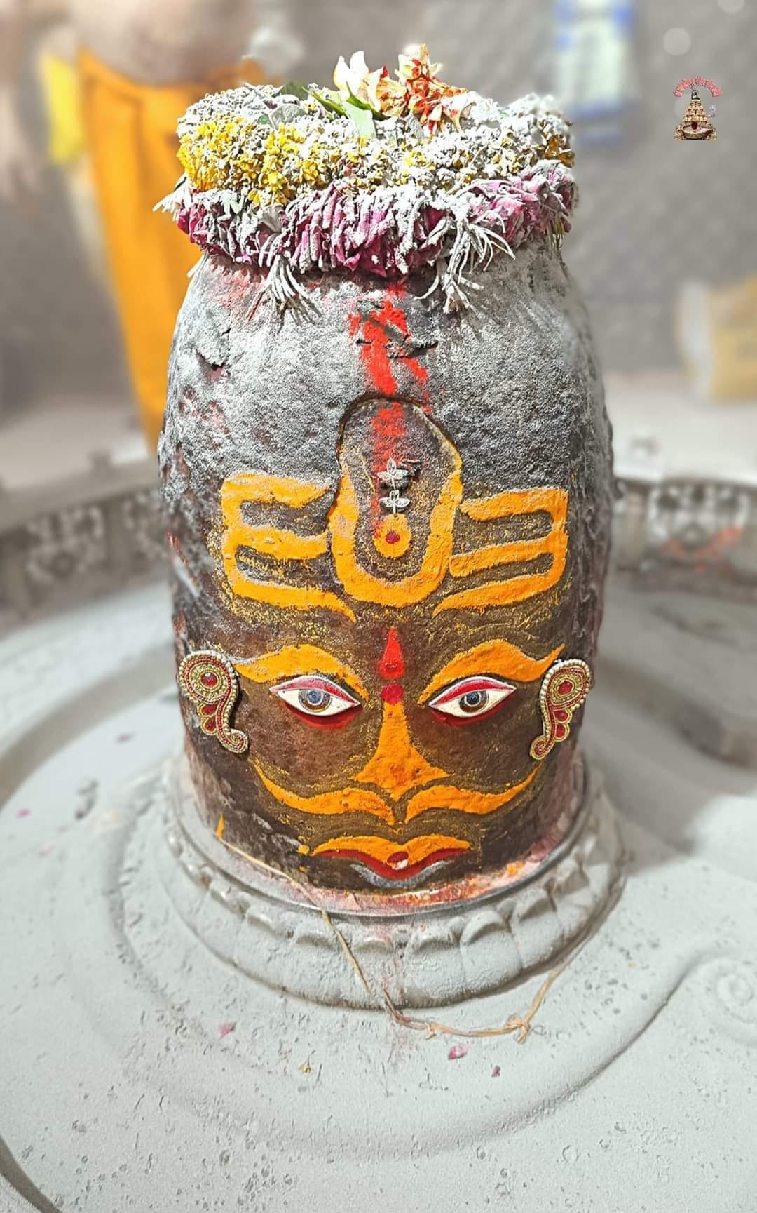 सोमवार की भस्मारती मे पगड़ी ओर त्रिपुंड से सजे बाबा महाकाल
