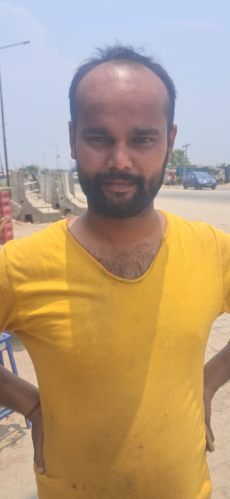 शहर के असम चौराहे के पास खड़े यात्री । संवाद