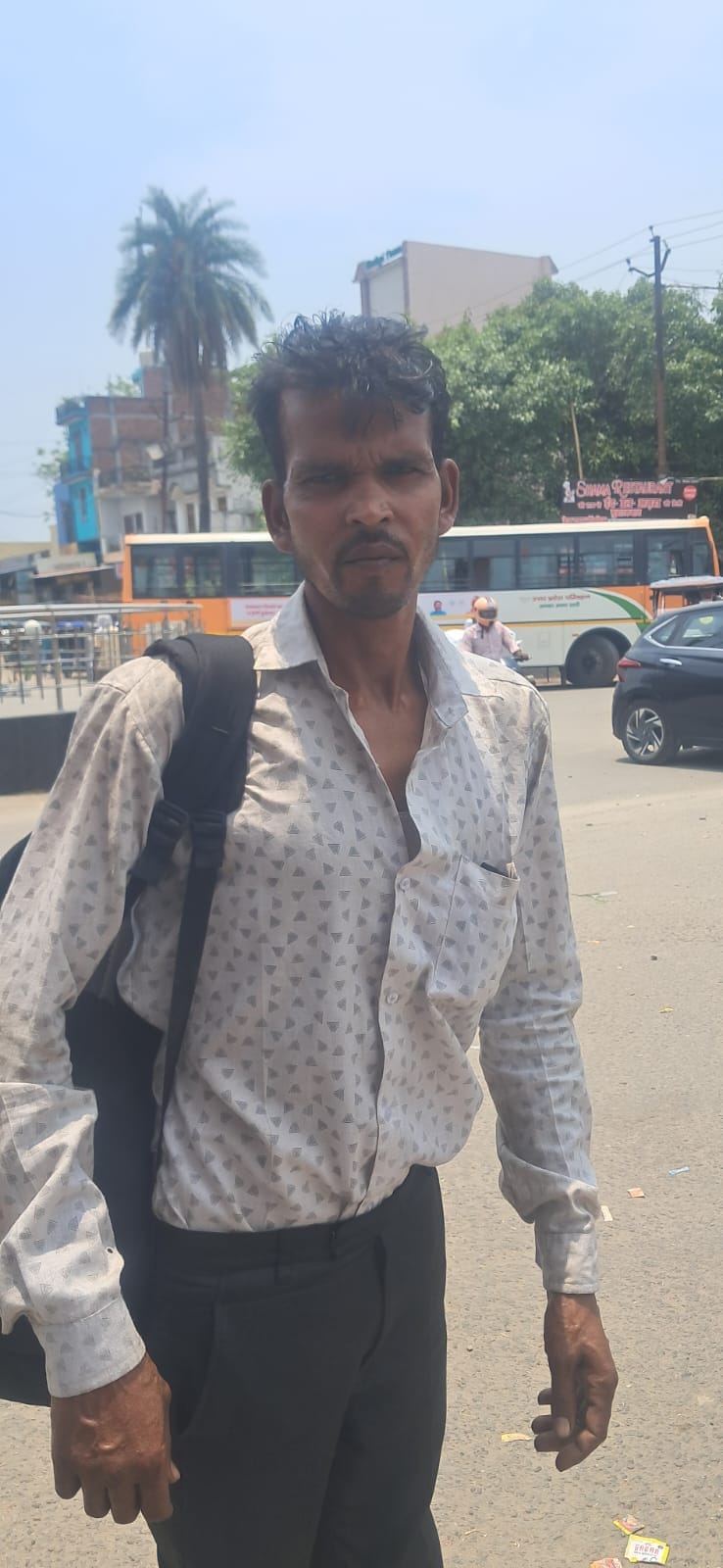 शहर के असम चौराहे के पास खड़े यात्री । संवाद