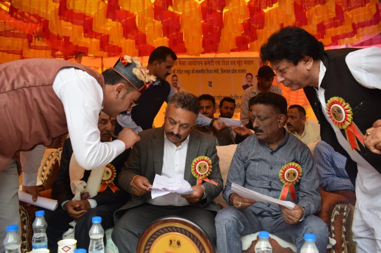 ठोडा दल खूंद मधान एंव परगना धारठी मधान की ओर से तीन दिवसीय बिशू ठोडा मेला में नृत्य करते लोग ठोडा दल खूंद मधान एंव परगना धारठी मधान की ओर से तीन दिवसीय बिशू ठोडा मेला में नृत्य करते लोग