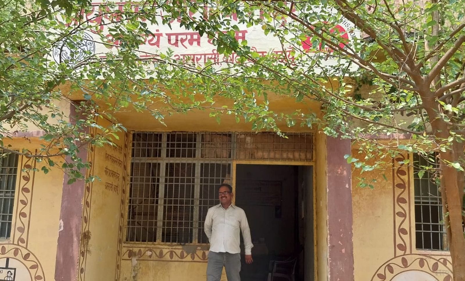 उघैती के नवीन स्वास्थ्य केंद्र में खाली पड़ी डॉक्टर की कुर्सी। संवाद उघैती के नवीन स्वास्थ्य केंद्र में खाली पड़ी डॉक्टर की कुर्सी। संवाद