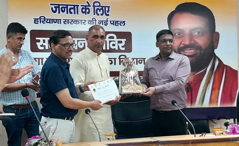 24जेएनडी13: रजाना खुर्द गांव के सरपंच सुरेश जागलान को सम्मानित करते हुए डीसी मोहम्मइद इमरान रजा 24जेएनडी13: रजाना खुर्द गांव के सरपंच सुरेश जागलान को सम्मानित करते हुए डीसी मोहम्मइद इमरान रजा