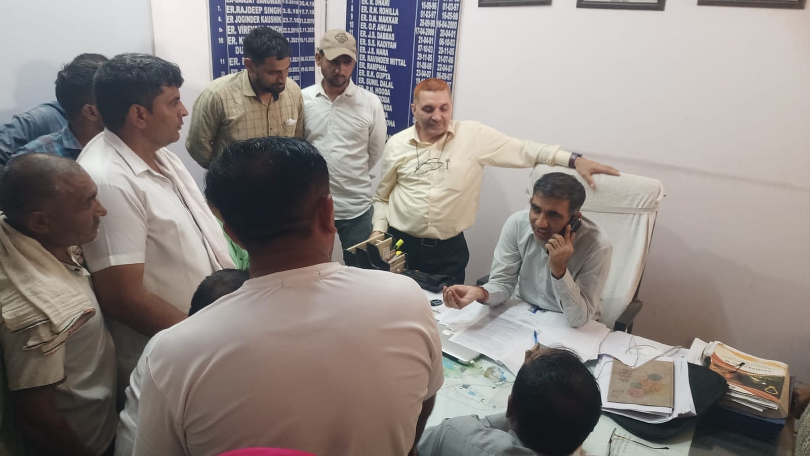24जेएनडी19: बिजली निगम कार्यालय में पहुंचे लजवाना कलां के ग्रामीण। संवाद