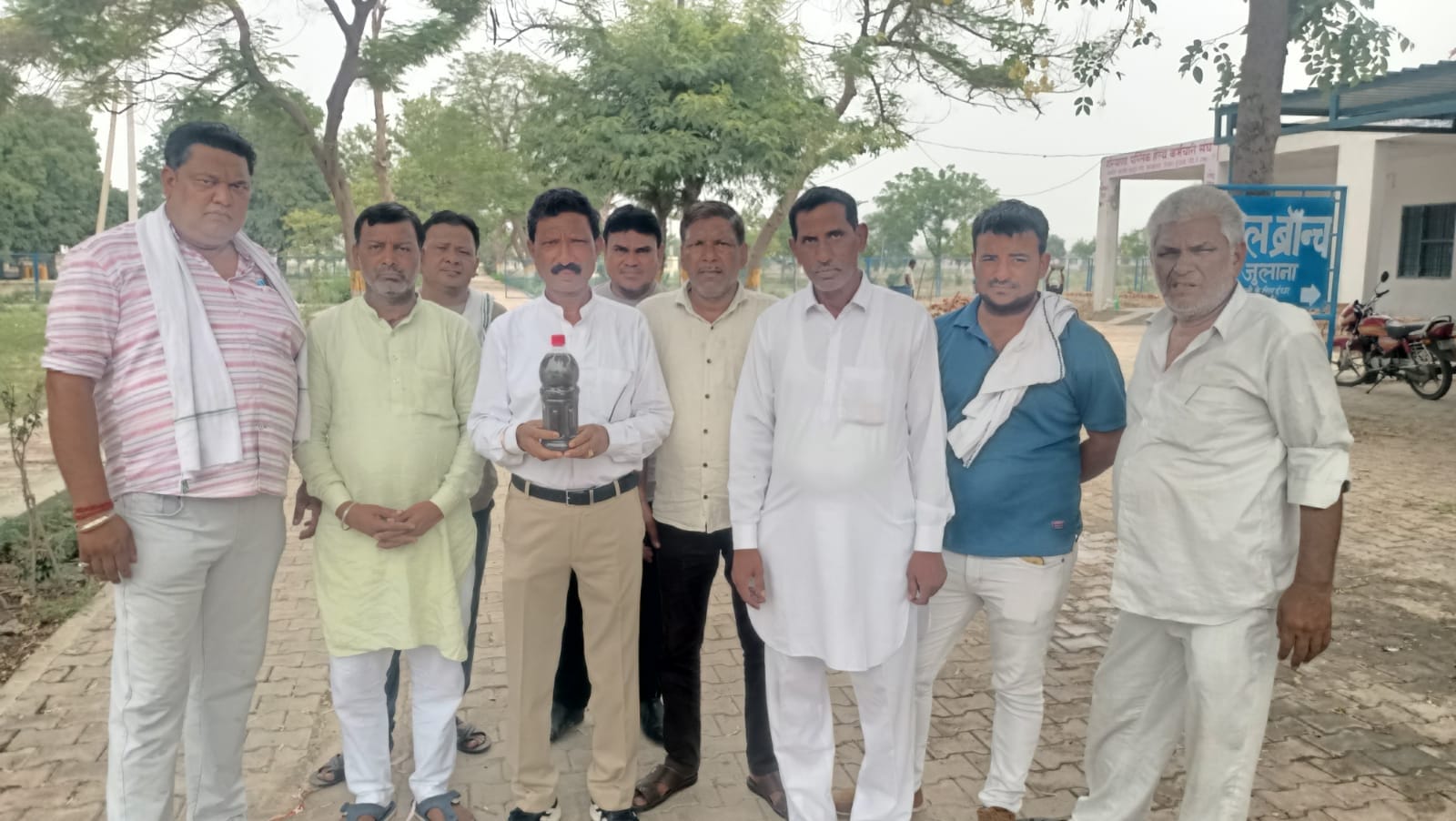 24जेएनडी20: जनस्वास्थ्य विभाग कार्यालय में पहुंचे वार्ड नम्बर नौ व 10 के लोग। संवाद