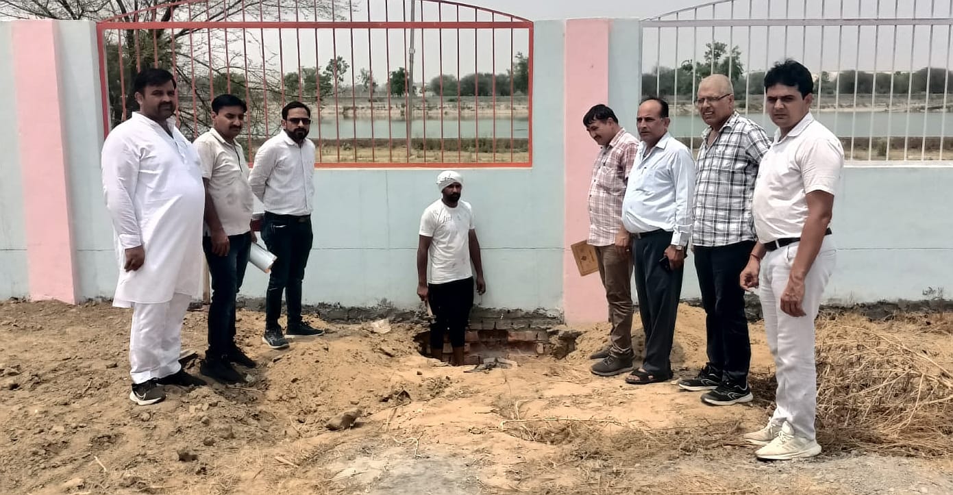 24जेएनडी25: अटल पार्क का निरीक्षण करते हुए सीएम फ्लाइंग की टीम। संवाद 24जेएनडी25: अटल पार्क का निरीक्षण करते हुए सीएम फ्लाइंग की टीम। संवाद