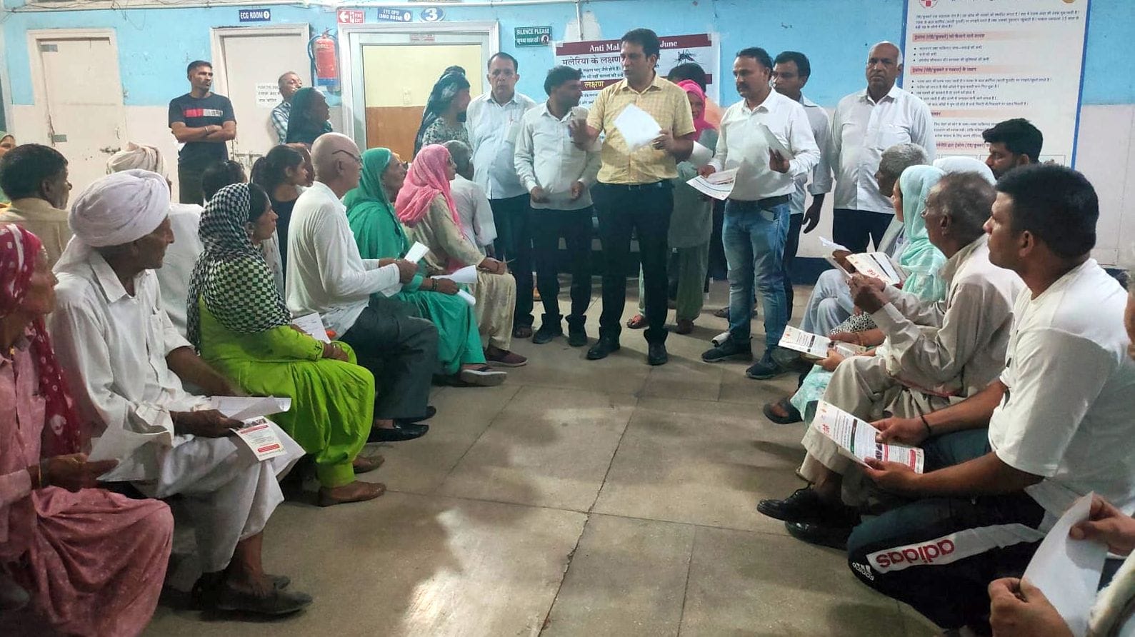 24जेएनडी33-नागरिक अस्पताल में मरीजों को बीमारियों के प्रति जागरूक करते हुए। संवाद 24जेएनडी33-नागरिक अस्पताल में मरीजों को बीमारियों के प्रति जागरूक करते हुए। संवाद