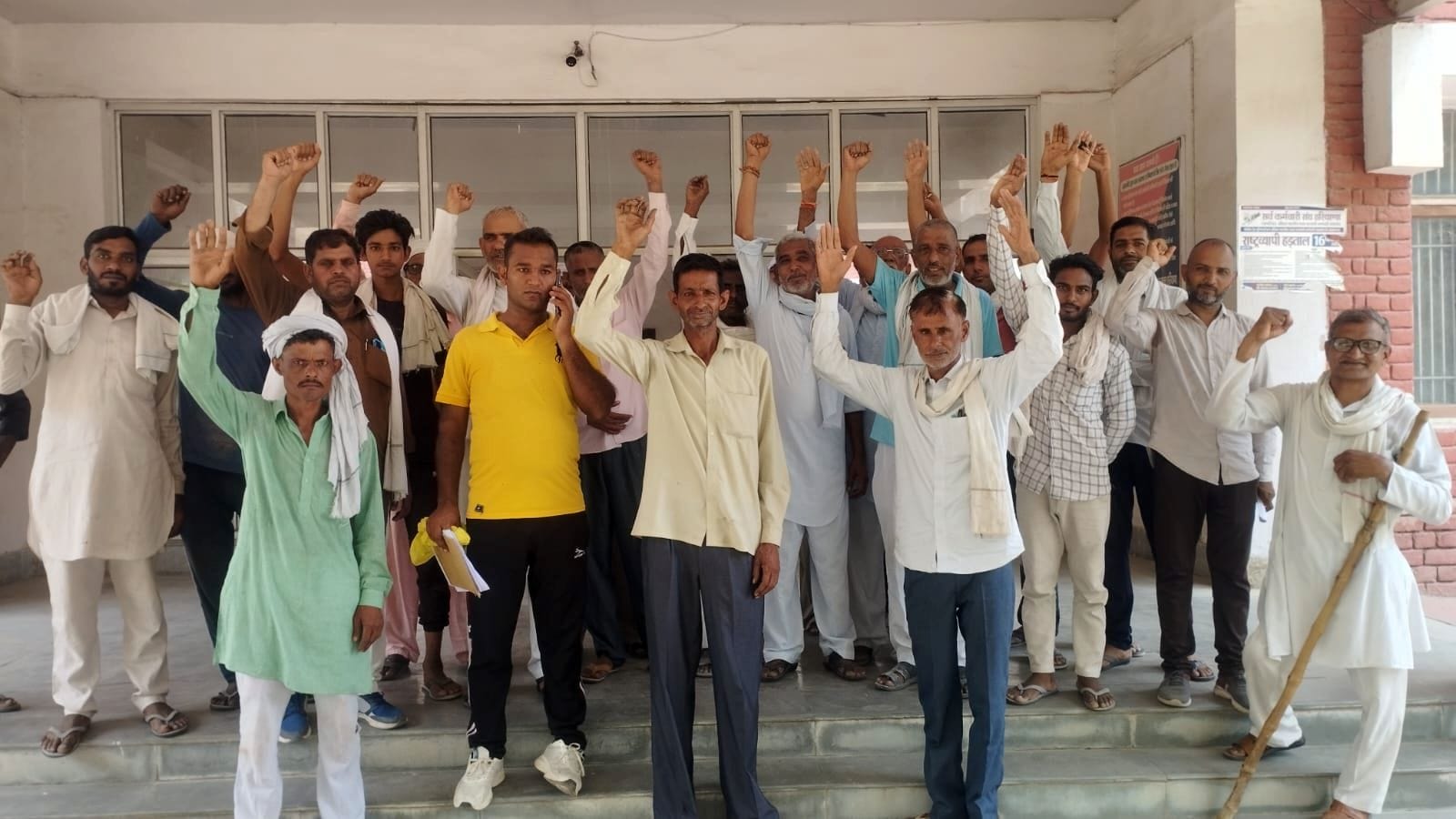 24जेएनडी38-एसडीएम कार्यालय में विरोध जताते मजदूर और मिस्त्री। संवाद 24जेएनडी38-एसडीएम कार्यालय में विरोध जताते मजदूर और मिस्त्री। संवाद