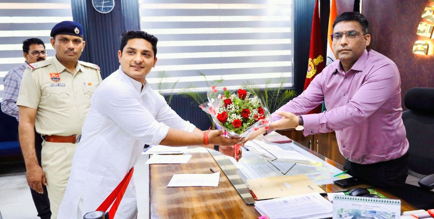 24जेएनडी40-डीसी को मिलते हुए भाजपा खेल प्रकोष्ठ के प्रदेश सह संयोजक कैप्टन योगेश। स्रोत स्वयं 24जेएनडी40-डीसी को मिलते हुए भाजपा खेल प्रकोष्ठ के प्रदेश सह संयोजक कैप्टन योगेश। स्रोत स्वयं
