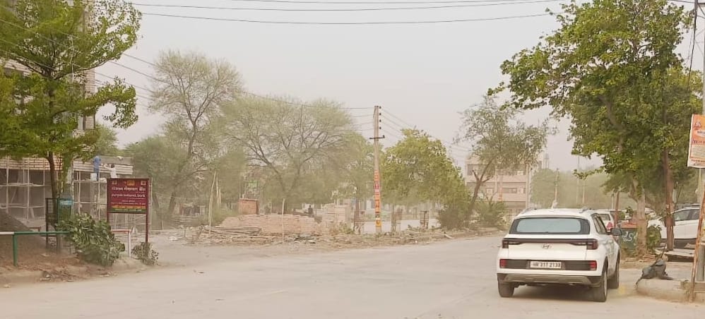 24जेएनडी44 : तेज हवाओं के कारण उड़ते धूल के कण। संवाद