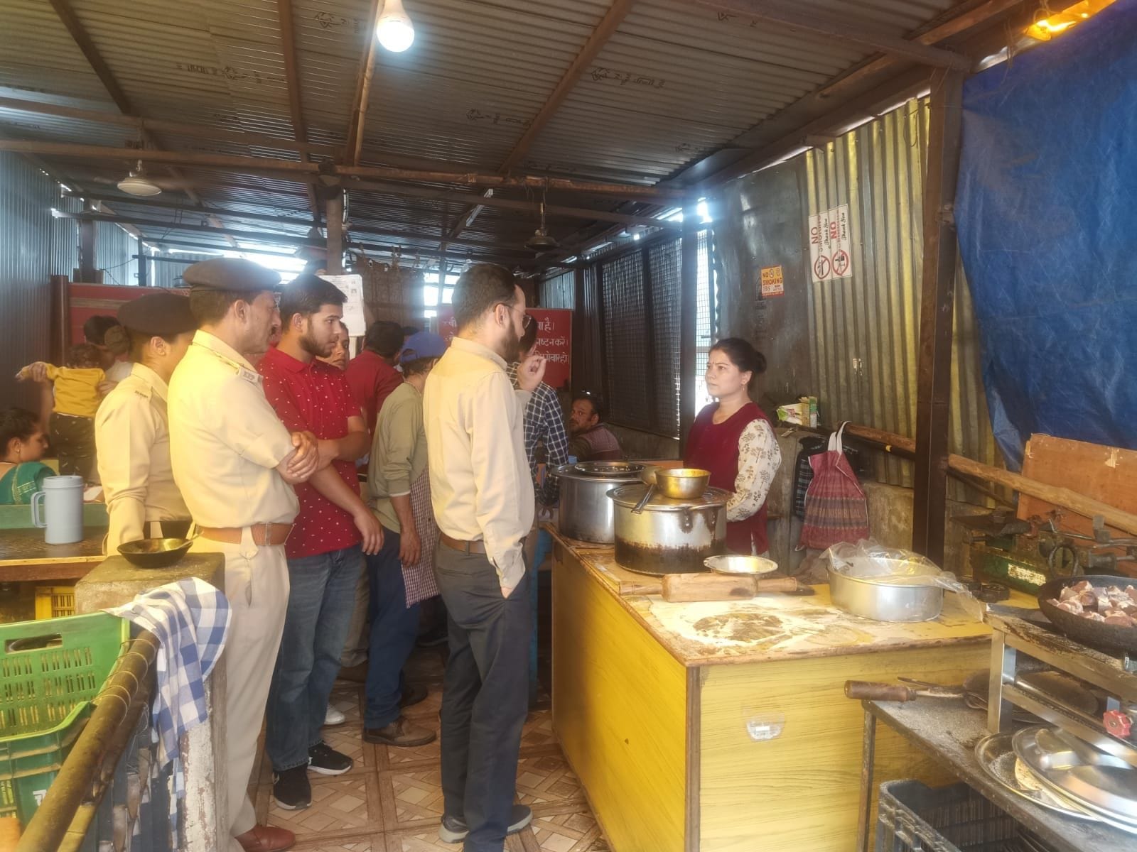 एसडीएम रामपुर निशांत तोमर ढाबों और होटलों का निरीक्षण करते हुए। एसडीएम रामपुर निशांत तोमर ढाबों और होटलों का निरीक्षण करते हुए।