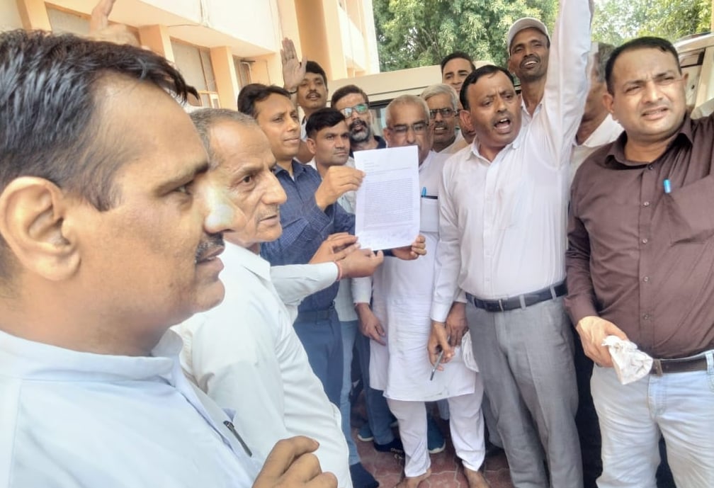 फोटो संख्या:68- लघु सचिवालय महेंद्रगढ़ में जिला मुख्यालय को लेकर धरने पर बैठे सामाजिक संगठन व अ