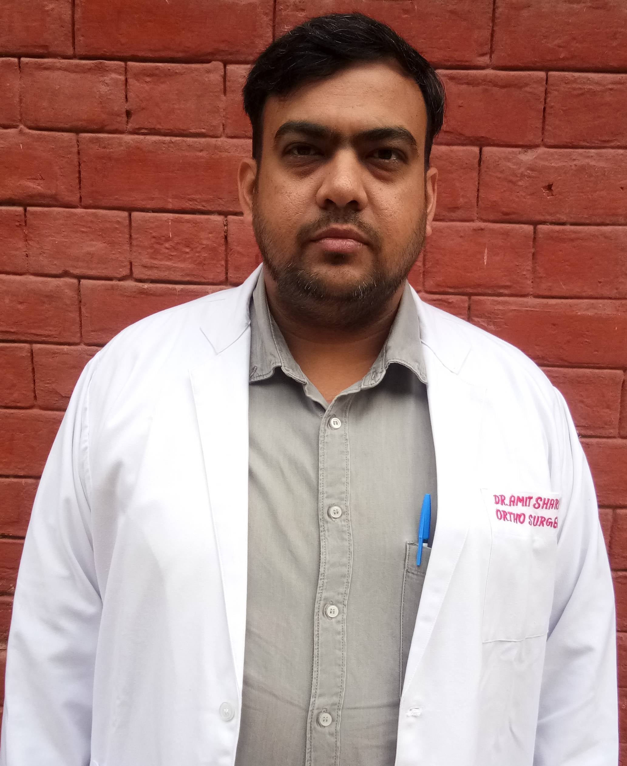 फोटो संख्या:70- नागरिक अस्पताल महेंद्रगढ़ में ओपीड़ी के बाहर लगी मरीजों की लंबी लाइन --स्रोत--स