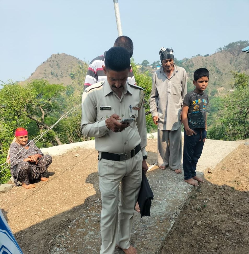 जोगिंद्रनगर के मझेड़ गांव स्थित माहुनाग मंदिर में देव रथ पर लगे चांदी के मोहरे चुरा कर ले गए च जोगिंद्रनगर के मझेड़ गांव स्थित माहुनाग मंदिर में देव रथ पर लगे चांदी के मोहरे चुरा कर ले गए च