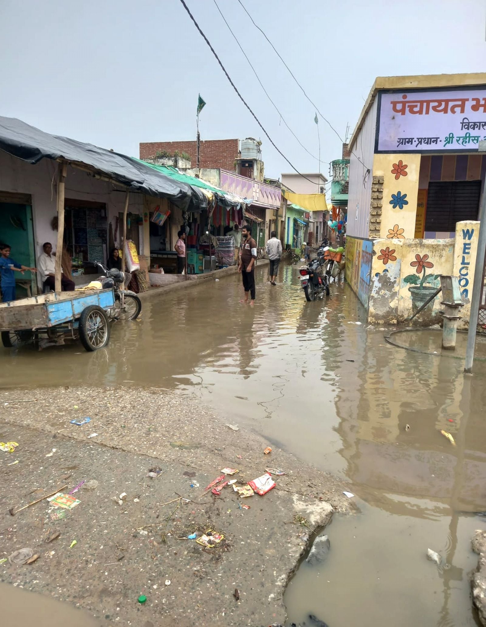 मधुबन कालौनी में बारिश से हुआ जलभराव से मेल होल में धंसा ई-रिक्शा। संवाद