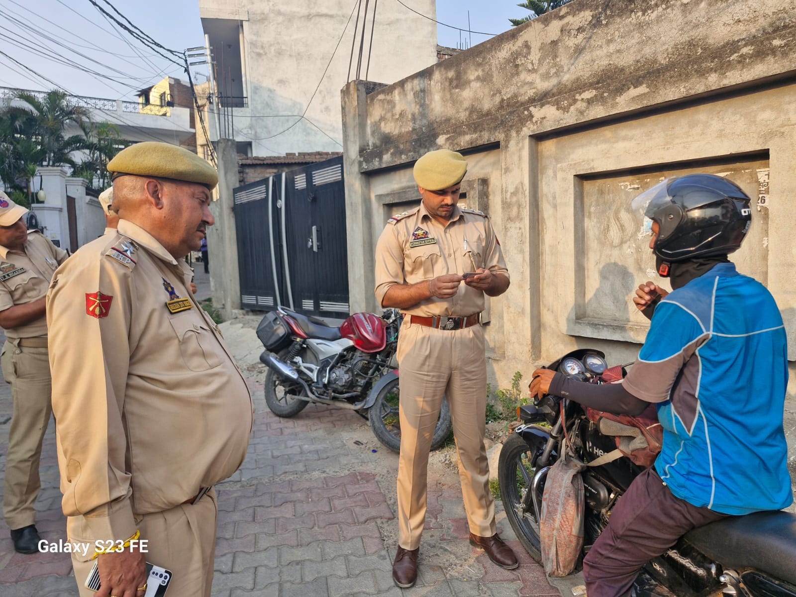 नशे के हाटस्पाटों पर पुलिस की छापेमारी: स्रोत पुलिस