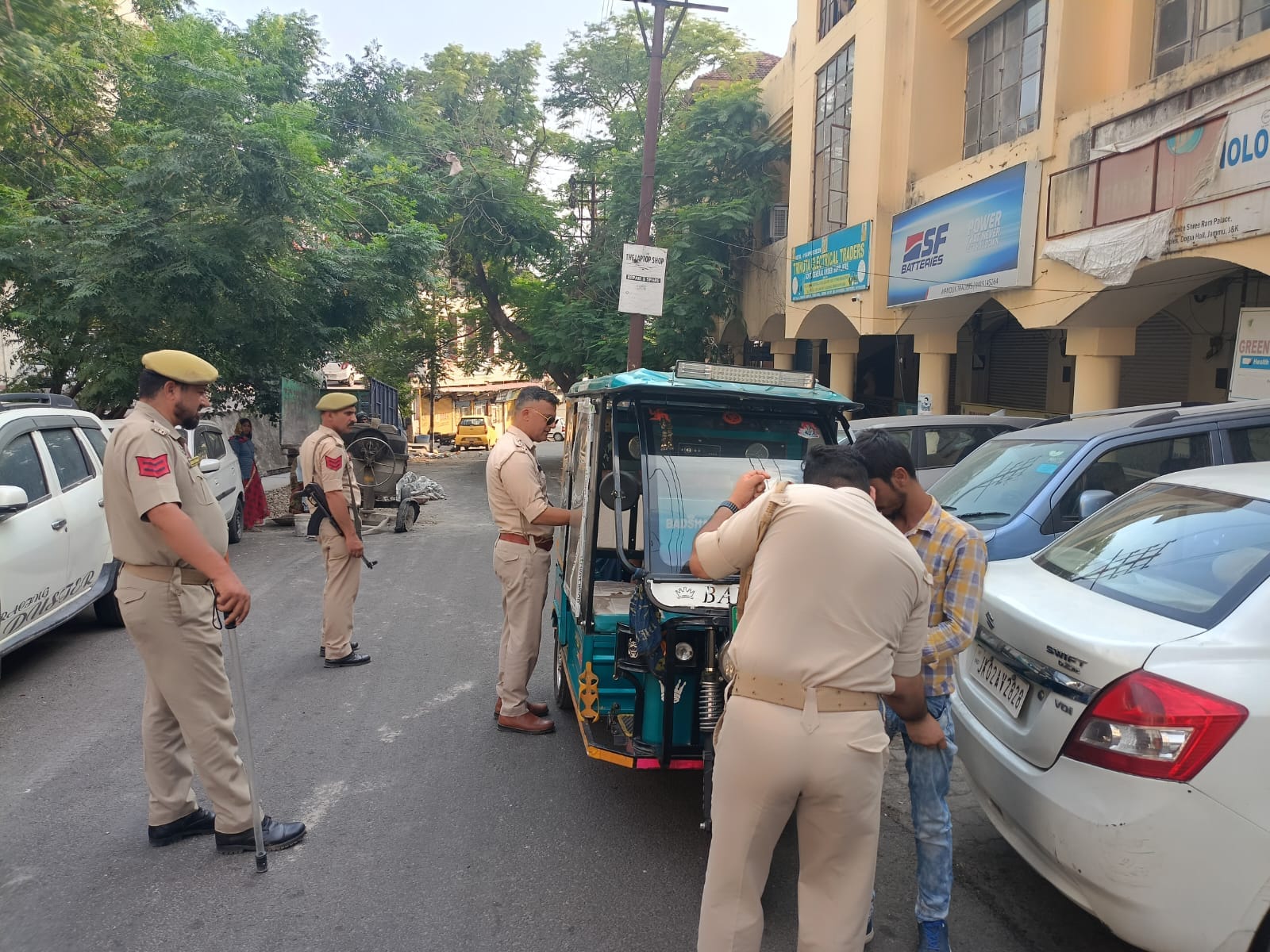 नशे के हाटस्पाटों पर पुलिस की छापेमारी: स्रोत पुलिस