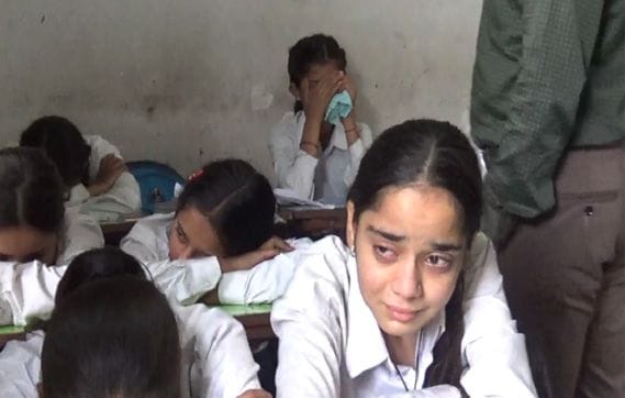 सुंदरनगर स्थित राजकीय माध्यमिक पाठशाला छातर के छात्र-छात्राएं शास्त्री रोशन लाल के साथ।स्त्रोत-