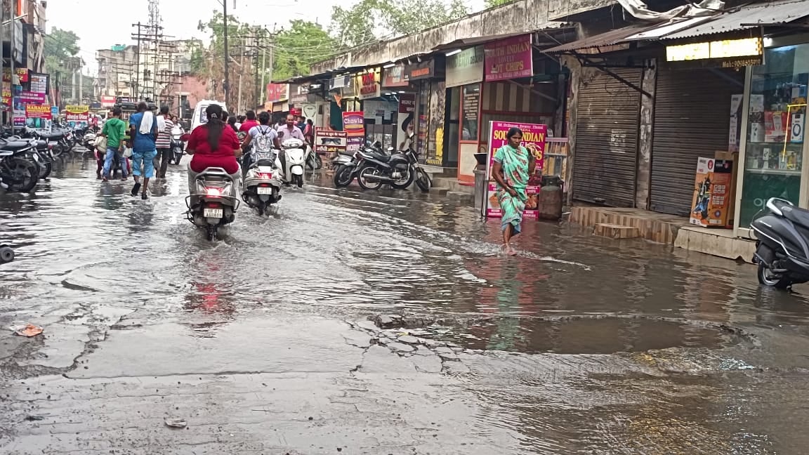 शहर के इंको ड्रेन पर सफाई को लेकर निरीक्षण करते हुए डिप्टी मेयर राजेश मेहता। शहर के इंको ड्रेन पर सफाई को लेकर निरीक्षण करते हुए डिप्टी मेयर राजेश मेहता।