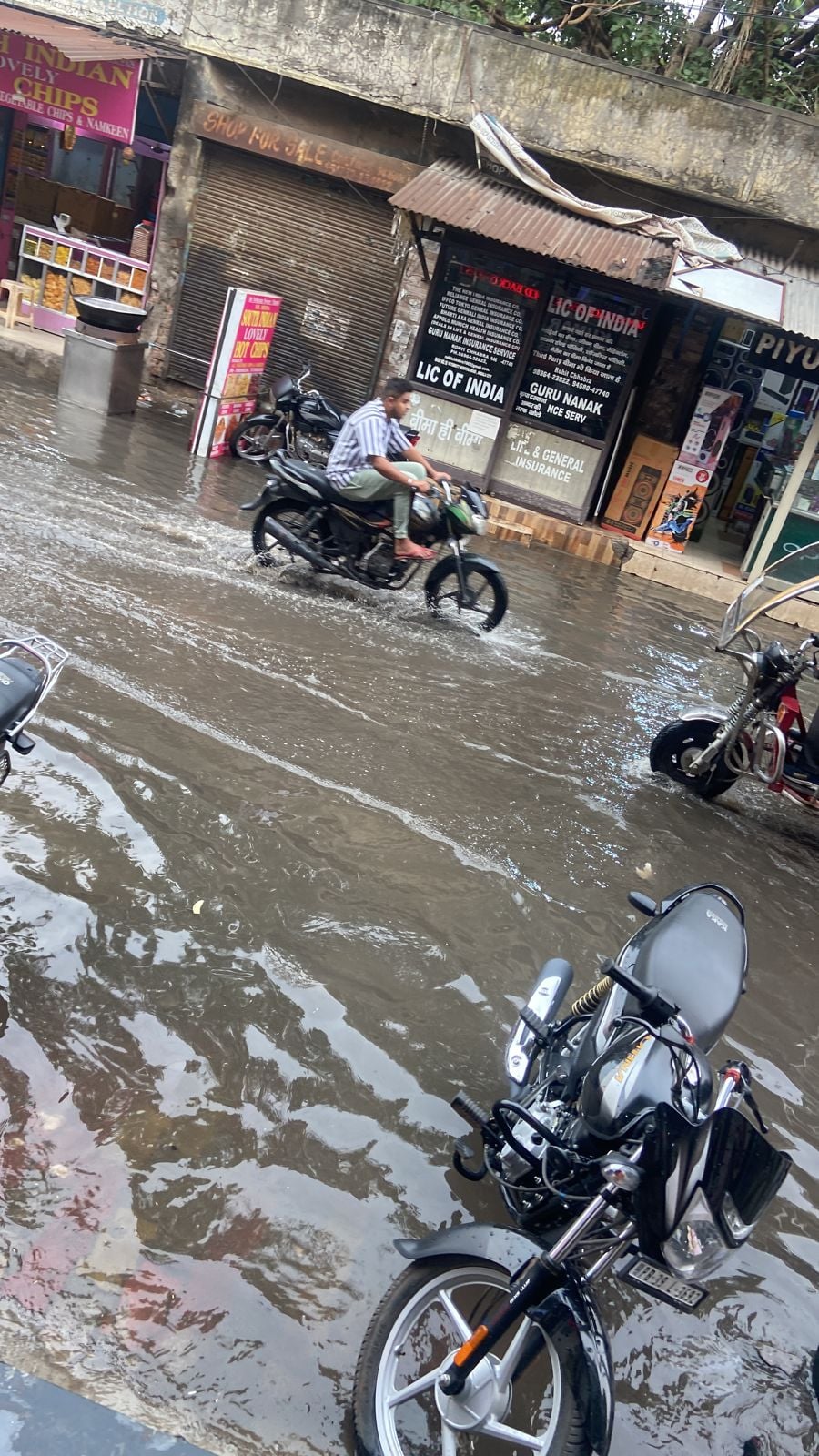शहर के इंको ड्रेन पर सफाई को लेकर निरीक्षण करते हुए डिप्टी मेयर राजेश मेहता। शहर के इंको ड्रेन पर सफाई को लेकर निरीक्षण करते हुए डिप्टी मेयर राजेश मेहता।