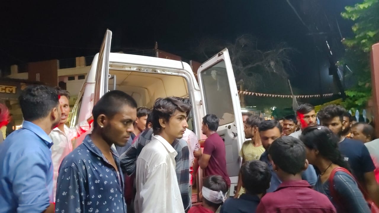 श्रद्धालुओं से भरे पिकअप वाहन के साथ हुआ हादसा