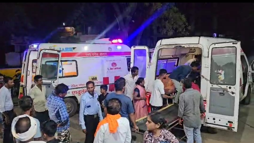 श्रद्धालुओं से भरे पिकअप वाहन के साथ हुआ हादसा