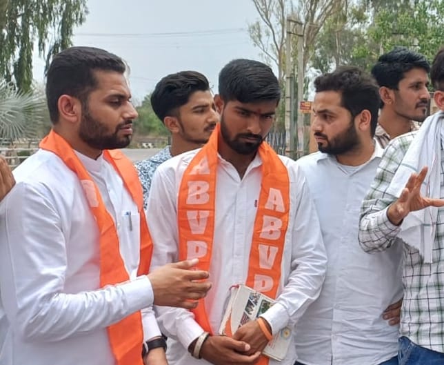 25जेएनडी02: रोष जताते हुए एबीवीपी कार्यकर्ता। स्रोत संगठन