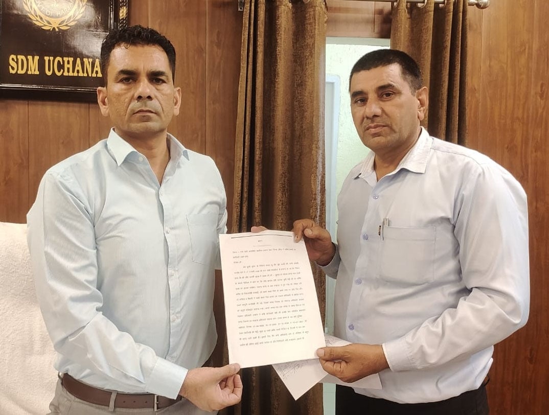 25जेएनडी23: राज्यपाल, सीएम के नाम एसडीएम गुलजार मलिक को ज्ञापन देते हुए अजमेर वकील। संवाद